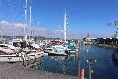 Constance, Baden-Wuerttemberg, Almanya - 29 Nisan 2017: Hafenstrasse Caddesi 'nde demirlemiş yatlarla Constance Gölü manzarası).