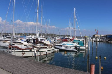 Constance, Baden-Wuerttemberg, Almanya - 29 Nisan 2017: Hafenstrasse Caddesi 'nde demirlemiş yatlarla Constance Gölü manzarası).