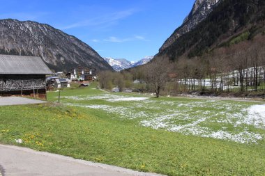 Brand, Bludenz, Vorarlberg, Avusturya - 30 Nisan 2017: Karlı Alp dağları olan şehir manzarası, tek ana caddeden alındı (Gufer Caddesi).
