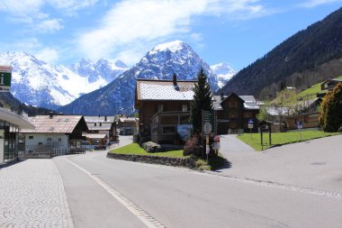 Brand, Bludenz, Vorarlberg, Avusturya - 30 Nisan 2017: Karlı Alp dağları olan şehir manzarası, tek ana caddeden alındı (Gufer Caddesi).