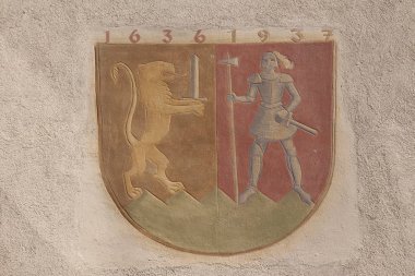 Avusturya 'nın Vorarlberg kentindeki Bludenz şehrindeki bir duvarda bir aslan ve baltalı bir savaşçı (1636-1937) resmedilmiş tarihi bir duvar resmi..