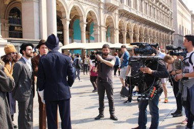 Milan, İtalya - 15 Nisan 2017: Milano Katedrali önünde Piazza del Duomo Meydanı 'nda tarih filmi çeken kimliği belirsiz aktörler (Duomo di Milano).