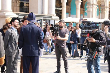 Milan, İtalya - 15 Nisan 2017: Milano Katedrali önünde Piazza del Duomo Meydanı 'nda tarih filmi çeken kimliği belirsiz aktörler (Duomo di Milano).