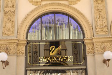 Milan, İtalya - 16 Nisan 2017: Piazza del Duomo Meydanı 'ndaki Galleria Vittorio Emanuele Ii' den Swarovski mağazası.