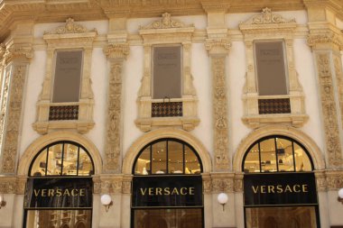 Milan, İtalya - 16 Nisan 2017: Piazza del Duomo Meydanı 'ndaki Galleria Vittorio Emanuele Ii' deki Versace mağazası.
