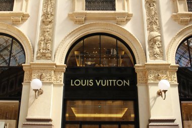 Milan, İtalya - 16 Nisan 2017: Louis Vuitton Piazza del Duomo Meydanı 'ndaki Galleria Vittorio Emanuele Ii mağazası.