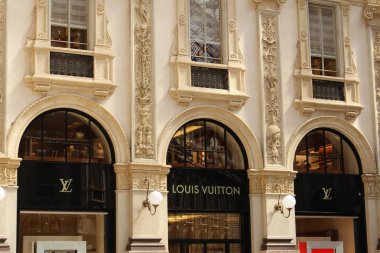 Milan, İtalya - 16 Nisan 2017: Louis Vuitton Piazza del Duomo Meydanı 'ndaki Galleria Vittorio Emanuele Ii mağazası.
