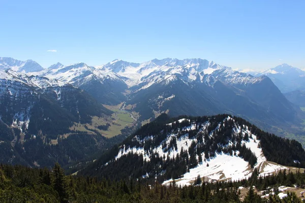 Paisaje Las Montañas Nevadas Los Alpes Con Bosques Tomado Del — Foto de Stock