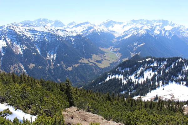 Paisagem Montanhas Nevadas Alp Com Florestas Tirada Pico Alpspitz Aldeia — Fotografia de Stock