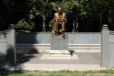 Milan, Lombardiya, İtalya - 16 Nisan 2017: İtalyan gazeteci ve tarihçi Indro Montanelli 'nin Indro Montanelli Halk Bahçeleri' ndeki heykeli (Giardini Pubblici Indro Montanelli).