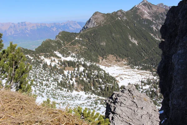 Paysage Des Montagnes Enneigées Des Alpes Avec Des Forêts Prises — Photo