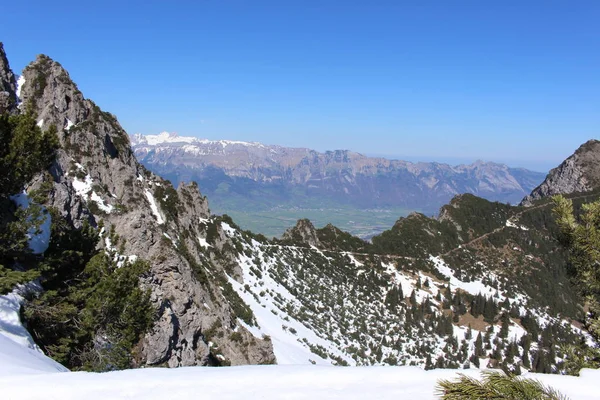 Paisaje Las Montañas Nevadas Los Alpes Con Bosques Tomado Del —  Fotos de Stock