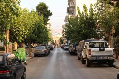 Chania, Girit Adası, Yunanistan - 31 Temmuz 2016: Pardali Gerasimou caddesinin yol kenarında park halindeki arabalarla manzarası.
