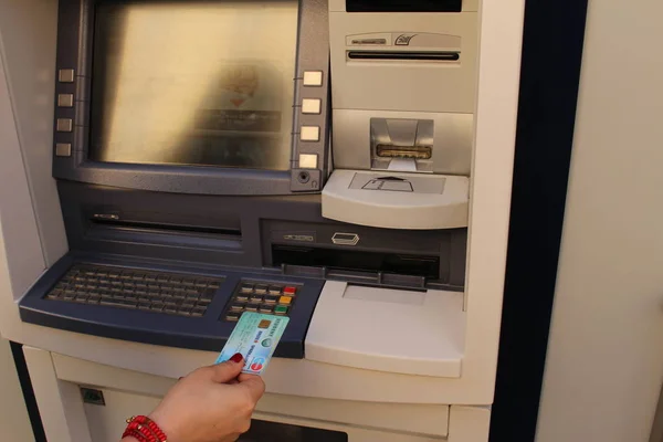 Milão Itália Abril 2017 Uma Mulher Está Retirando Dinheiro Máquina — Fotografia de Stock