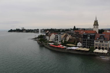 Friedrichshafen, Almanya - 5 Haziran 2017: Friedrichshafen şehrinin Moleturm Kulesi 'nden (Aussichtsturm Friedrichshafen) alınan bulutlu bir günde havadan görünüşü).