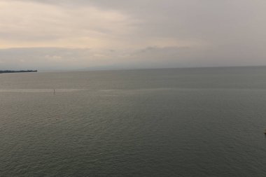 Almanya 'nın Baden-Wuerttemberg kentindeki Friedrichshafen şehrinde Moleturm Kulesi' nden (Aussichtsturm Friedrichshafen) alınan bulutlu bir günde Constance Gölü manzarası (Bodensee)).