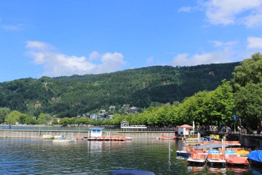 Avusturya 'nın Vorarlberg kentindeki Constance Gölü kıyısındaki Bregenz Limanı manzarası.