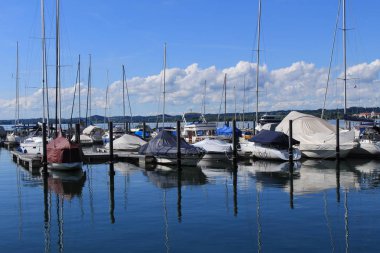 Bregenz, Vorarlberg, Avusturya - 4 Haziran 2017: Bregenz Limanı 'nda demirli tekne ve yatlar (Bodensee).