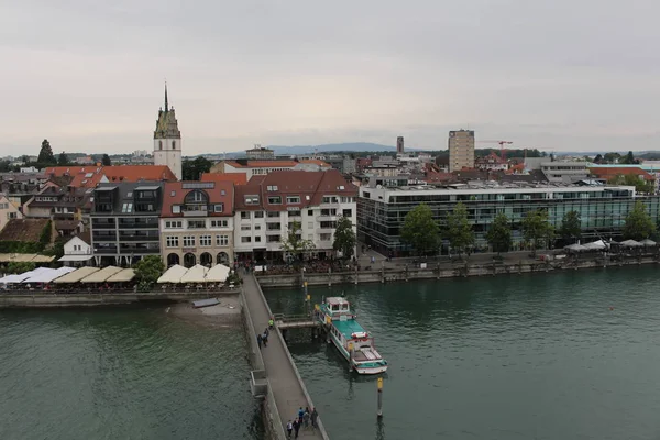 弗里德里希沙芬 Friedrichshafen 德国弗里德里希沙芬 2017年6月5日 弗里德里希沙芬市 Friedrichshafen 在康斯坦茨湖 Bodensee 海岸多云天气下的空中景观 取自莫莱图姆塔 — 图库照片