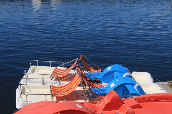 Färgglada Paddelbåtar Med Strandstolar Bodensjön Bregenz Vorarlberg Österrike — Stockfoto