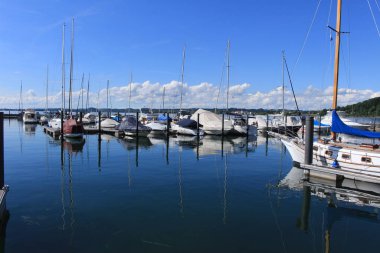 Bregenz, Vorarlberg, Avusturya - 4 Haziran 2017: Bregenz Limanı 'nda demirli tekne ve yatlar (Bodensee).