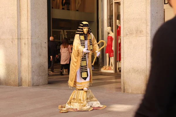 Milán Italia Abril 2017 Artista Callejero Enmascarado Tutankamón Disfrazado Oro — Foto de Stock