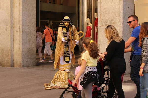 Mediolan Włochy Kwietnia 2017 Tutanchamon Zamaskowany Uliczny Artysta Złotym Kostiumie — Zdjęcie stockowe