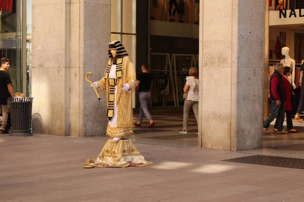 Milano Italia Aprile 2017 Artista Strada Mascherato Tutankhamon Costume Oro — Foto Stock