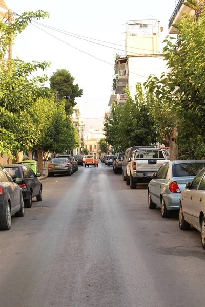 Chania, Girit Adası, Yunanistan - 31 Temmuz 2016: Pardali Gerasimou caddesinin yol kenarında park halindeki arabalarla manzarası.