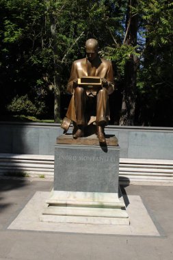 Milan, Lombardiya, İtalya - 16 Nisan 2017: İtalyan gazeteci ve tarihçi Indro Montanelli 'nin Indro Montanelli Halk Bahçeleri' ndeki heykeli (Giardini Pubblici Indro Montanelli).