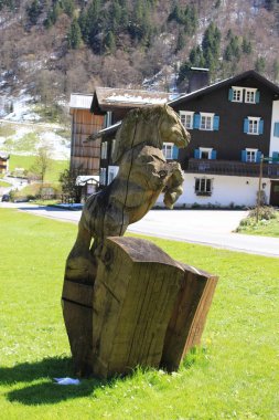 Brand, Bludenz, Vorarlberg, Avusturya - 30 Nisan 2017: Gufer Caddesi 'ndeki yol kenarında tahta at heykeli.