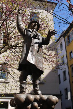 Constance, Baden-Wuerttemberg, Almanya - 29 Nisan 2017: Wessenberg ve Zollern caddelerinin köşesindeki Karl Steuer Çeşmesi. Heykeltıraş Grabert tarafından mizahçı Karl Steuer için 1998 yılında yaratıldı..