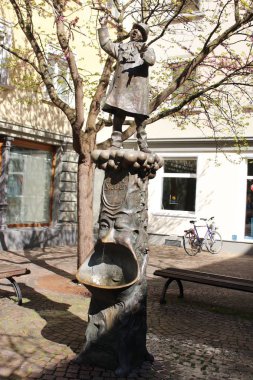 Constance, Baden-Wuerttemberg, Almanya - 29 Nisan 2017: Wessenberg ve Zollern caddelerinin köşesindeki Karl Steuer Çeşmesi. Heykeltıraş Grabert tarafından mizahçı Karl Steuer için 1998 yılında yaratıldı..