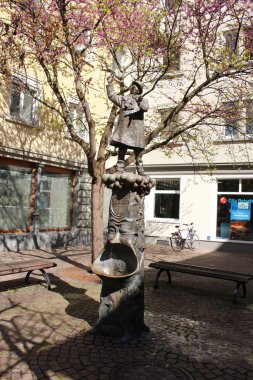 Constance, Baden-Wuerttemberg, Almanya - 29 Nisan 2017: Wessenberg ve Zollern caddelerinin köşesindeki Karl Steuer Çeşmesi. Heykeltıraş Grabert tarafından mizahçı Karl Steuer için 1998 yılında yaratıldı..