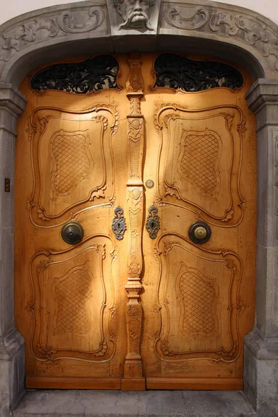 Staré Dřevěné Zavřené Dveře Různými Ozdobami — Stock fotografie