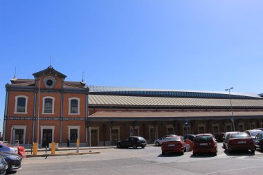 Cadiz, Endülüs, İspanya - 4 Ağustos 2017: Cadiz Tren İstasyonu otoparkın önü arabalarla dolu.