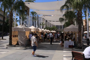 Cadiz, Endülüs, İspanya - 4 Ağustos 2017: Cadiz 'in ana meydanında yerel pazar, Tanrı' nın Aziz John meydanı (Plaza San Juan de Dios Meydanı).