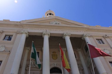 Güney İspanya, Endülüs 'teki Aziz John Meydanı' ndaki Cadiz tarihi belediye binası (Plaza San Juan de Dios). 16. yüzyılda inşa edilmiş.. 