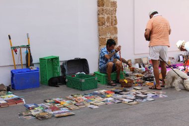 Cadiz, Endülüs, İspanya - 5 Ağustos 2017: Bilinmeyen bir kişi Cadiz Merkez Pazarı önünde ikinci el kitap ve CD 'lerini satmaktadır (Mercado Central de Cadiz).
