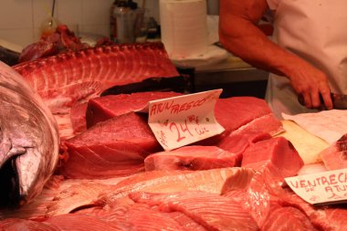 Cadiz, Endülüs, İspanya - 5 Ağustos 2017: Kaslı bir balıkçı Cadiz Merkez Pazarı 'nda ton balığını doğradı (Mercado Central de Cadiz).