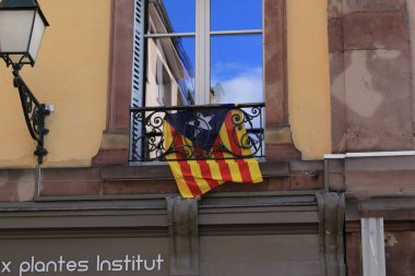Strasbourg, Fransa - 27 Ekim 2017: Katalonya özerk bölgesinin bağımsızlık ilanından saatler sonra, Katalan bayrağı Rue du Fosse des Tanneurs caddesinde bir pencereden sarkıyor.