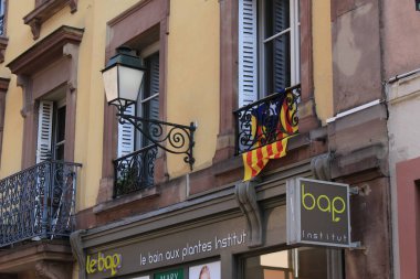Strasbourg, Fransa - 27 Ekim 2017: Katalonya özerk bölgesinin bağımsızlık ilanından saatler sonra, Katalan bayrağı Rue du Fosse des Tanneurs caddesinde bir pencereden sarkıyor.