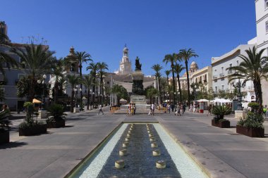 Cadiz, Endülüs, İspanya - 4 Ağustos 2017: İspanyol politikacı Segismundo Moret 'in Cadiz a Moret heykeli (Plaza San Juan de Dios Meydanı)).