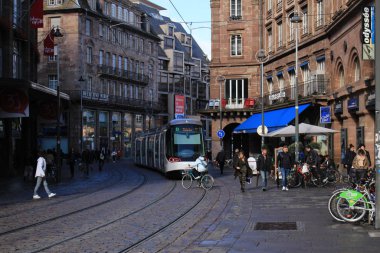 Strasbourg, Fransa - 27 Ekim 2017: Leclerc sokağı şehir tramvayı ve insanlı bir manzara.
