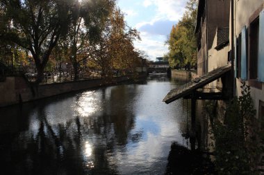 Geleneksel Alsas kerestesi Petite France, Strasbourg, Fransa 'daki River III kıyısında evler çerçeveledi..