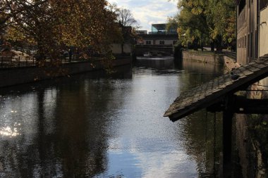 Geleneksel Alsas kerestesi Petite France, Strasbourg, Fransa 'daki River III kıyısında evler çerçeveledi..