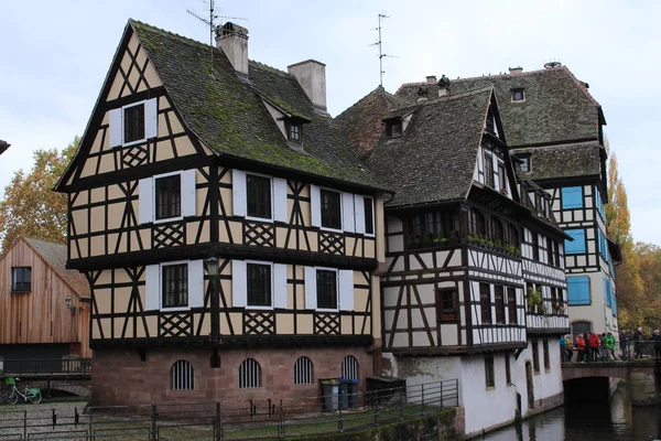 Страсбург Франция Октября 2017 Традиционные Красочные Эльзасские Полудеревянные Дома Площади — стоковое фото