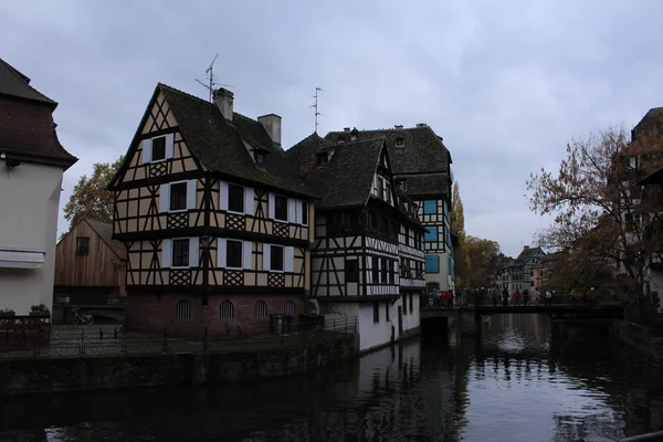 Strasbourg Francia Octubre 2017 Casas Tradicionales Coloridas Entramado Alsaciano Calle —  Fotos de Stock