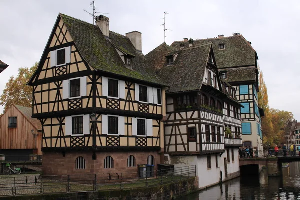 Страсбург Франция Октября 2017 Традиционные Красочные Эльзасские Полудеревянные Дома Площади — стоковое фото