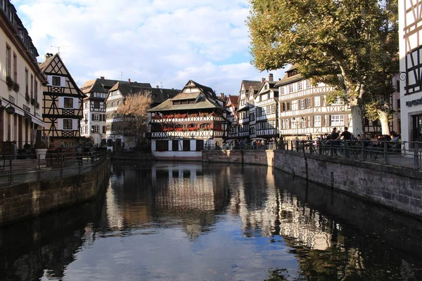 Strasbourg Frankrike Oktober 2017 Traditionella Och Färgglada Alsace Korsvirkeshus Place — Stockfoto